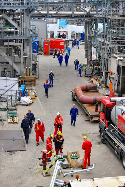 Aannemers en medewerkers in een soort van passage tussen twee verschillende installaties tijdens een eerdere turnaround op Moerdijk (Foto: Ernst Bode)
