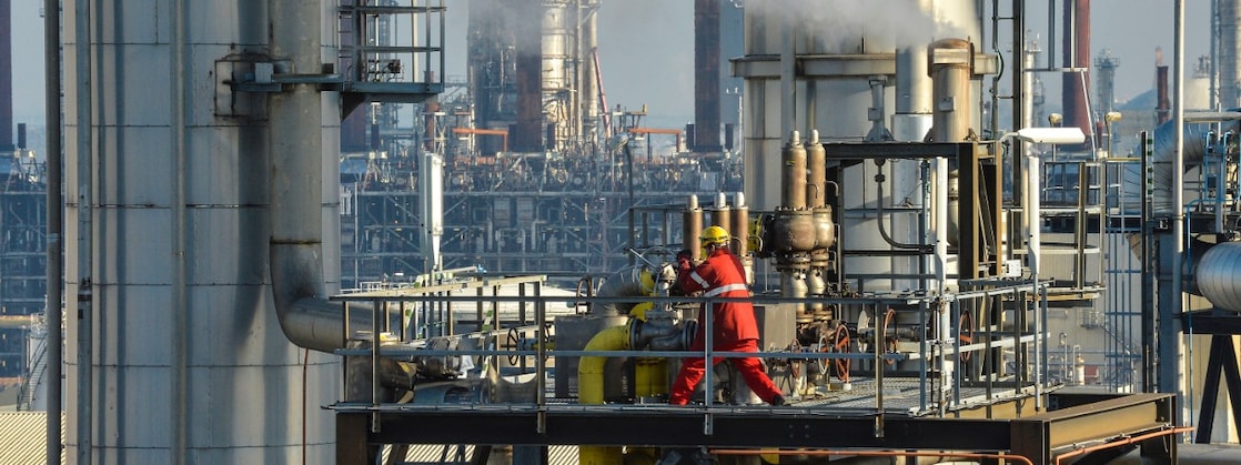 An employee turns a wheel on one of the installations at Shell Chemicals Park Moerdijk, the Netherlands (Photo: Ernst Bode)