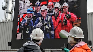 Aannemers en medewerkers kijken naar elkaar via een groot scherm tijdens een eerdere turnaround (Foto: Ernst Bode)