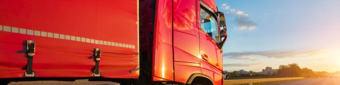 Een rode vrachtwagen op de weg (Foto: Getty Images)