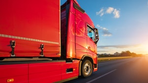 Een rode vrachtwagen op de weg (Foto: Getty Images)