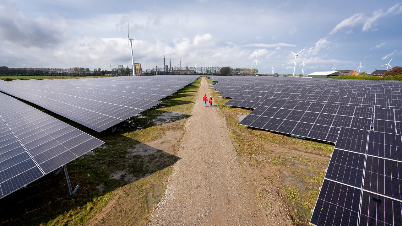 Het energiepark Pottendijk in Emmen, waar wind en zon met elkaar werden gecombineerd, 2023 (Foto: Shell Nederland)