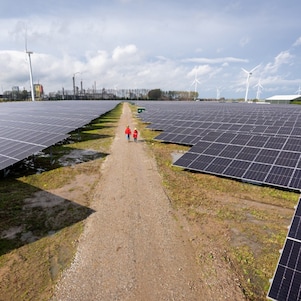 Het energiepark Pottendijk in Emmen, waar wind en zon met elkaar werden gecombineerd, 2023 (Foto: Shell Nederland)
