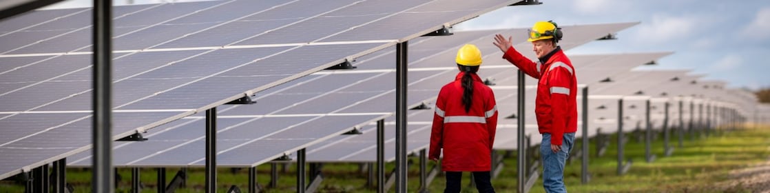 Uitleg bij zonnepanelen op energiepark Pottendijk, 2023 (Foto: Thomas Fasting)