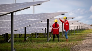 Uitleg bij zonnepanelen op energiepark Pottendijk, 2023 (Foto: Thomas Fasting)