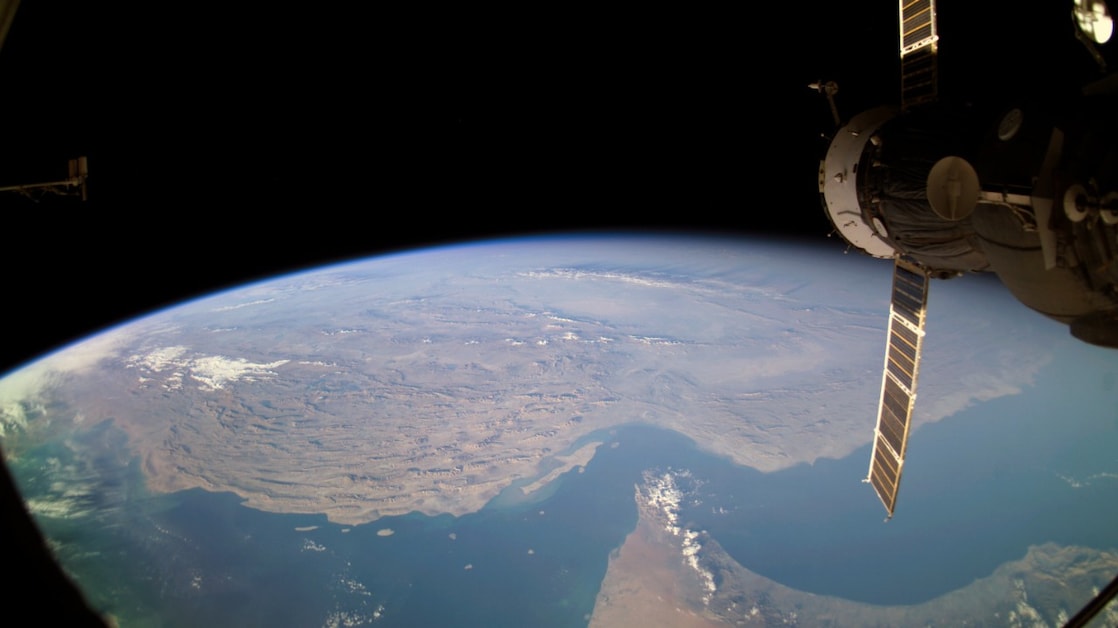 De Straat van Hormuz, de nauwe doorgang naar de Perzische Golf (link) gezien vanuit het internationaal ruimtestation ISS, januari 2004. Delen van Iran, de Verenigde Arabische Emiraten en Oman zijn ook zichtbaar (Foto: NASA/JSC)