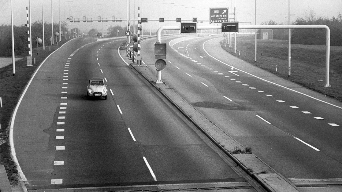 Oliecrisis: Coentunnel tijdens autoloze zondag, alleen een Duitse auto (Citroën Diana) is op de weg, Amsterdam, 4 november 1973. (Foto: Nationaal Archief/Collectie Spaarnestad/ANP/Cor Out)