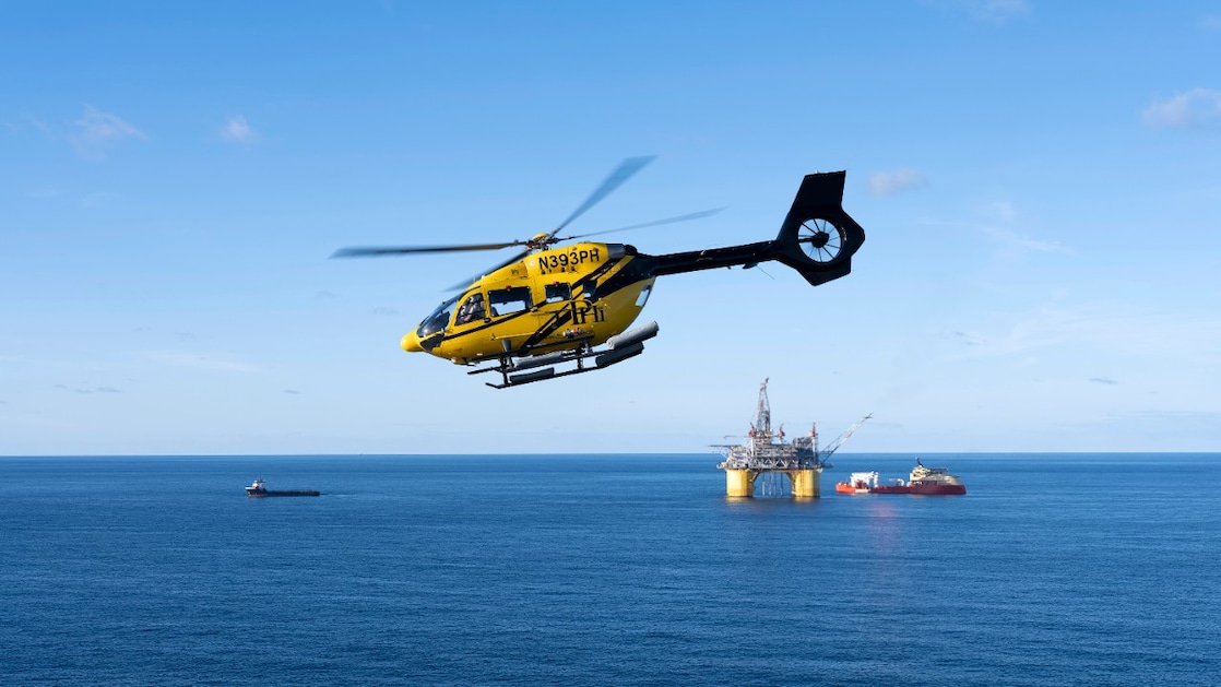 Al na de Eerste Oliecrisis verbreden oliemaatschappijen en landen hun energie-activiteiten. Die ontwikkeling zet zich voort. Hier vliegt een helikopter langs een platform van het Shell Mars-complex uit de kust van de Amerikaanse staten Louisiana en Mississippi in wat nu de Golf van Amerika wordt genoemd, 2025 (Foto: Stuart Conway/Shell International)