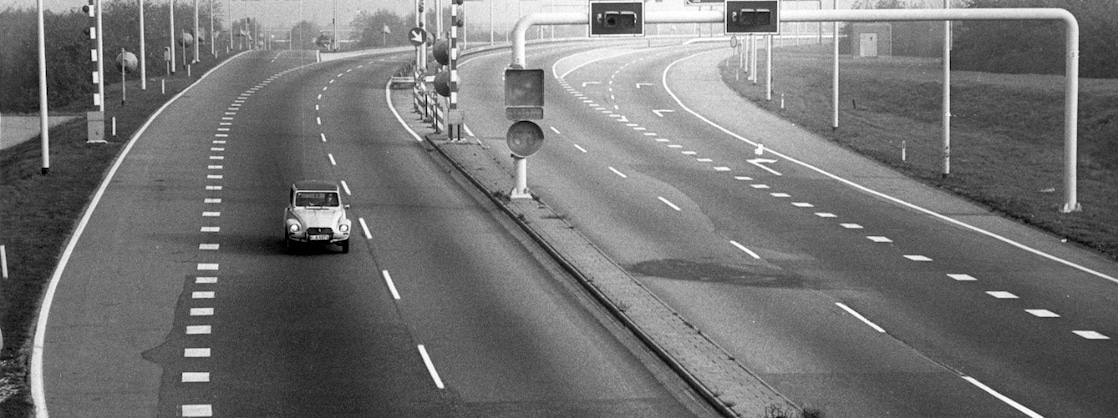 Oil crisis: motorway near Amsterdam on a Sunday. Only a German car (Citroën Diana) is on the road, 4 November 1973 (Photo: Nationaal Archief/Collectie Spaarnestad/ANP/Cor Out)