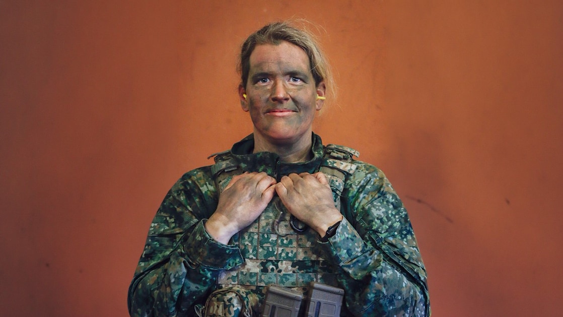 Larissa Terdu in gevechtstenue na het afronden van de officiersopleiding aan de KMA en bevordering tot tweede luitenant. De originele foto is van verticaal formaat, de linker- en rechterzijde van de foto zijn er voor uitlijning in dit verhaal met AI (Adobe Photoshop) bij gegenereerd (Foto via Larissa Terdu)
