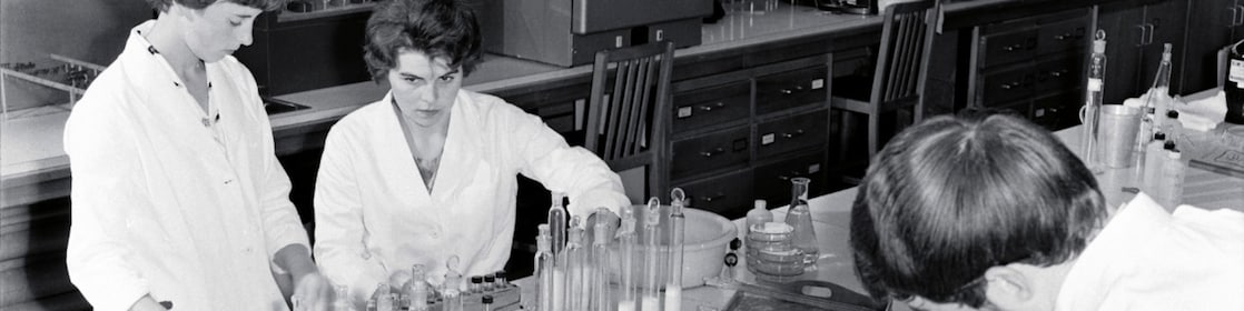 Vrouwen in het Shell-testlab, midden vorige eeuw (Foto: Shell Heritage & Historical Archive)