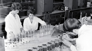 Vrouwen in het Shell-testlab, midden vorige eeuw (Foto: Shell Heritage & Historical Archive)