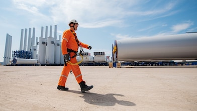 Windturbinebladen liggen klaar om op transport naar een windpark op zee te gaan (Foto: Maurice van der Meijs)