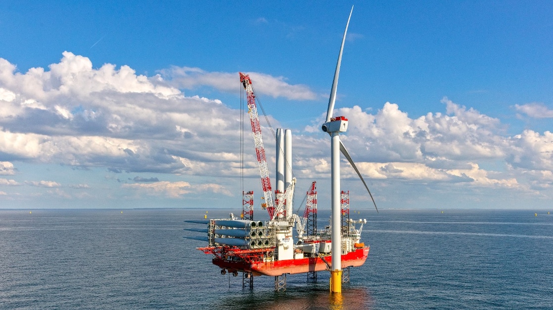 Installation of wind turbine blades at the CrossWind wind farm Hollandse Kust Noord, September 2023 (Foto: Flying Focus)