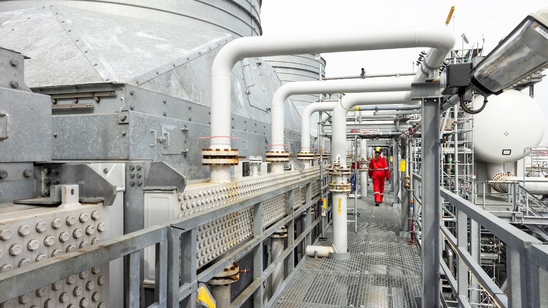 Inside the cooling installation of Holland Hydrogen 1. Technical experts make sure everything works (Photo: Christian Kalse)