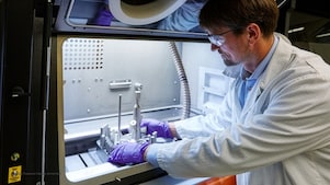 Een 3D-printexpert aan het werk op de 3D-printafdeling bij ETCA (Foto: ETCA)