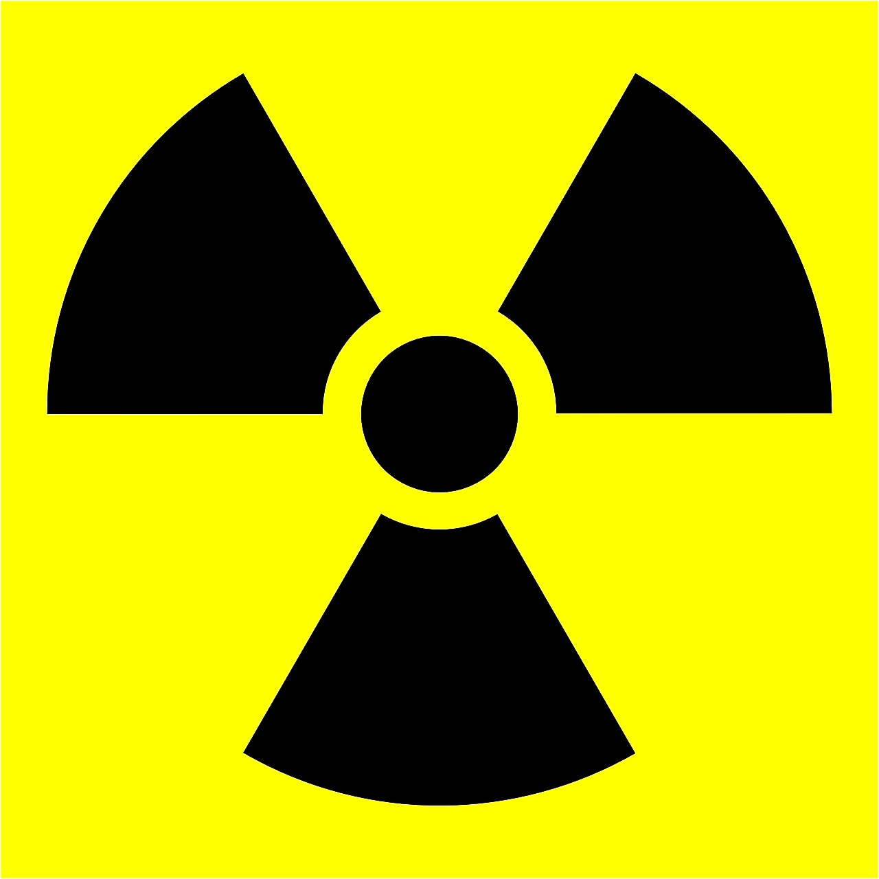 Een man met hond lopen op het strand bij de kerncentrale van Borssele (Foto: ANP/Hollandse Hoogte/Manon Bruininga)