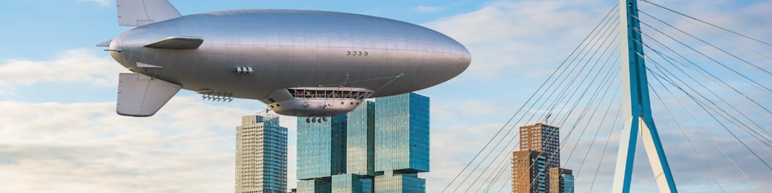 Computer rendering van een zepppelin boven het centrum van Rotterdam (Beeld gegenereerd met AI (Adobe Firefly))