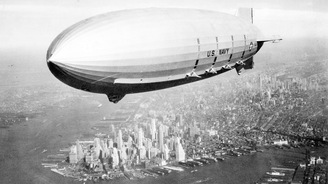 Het luchtschip USS Macon (ZRS-5) boven New York, zomer 1933 (Foto: U.S. Naval History and Heritage Command)