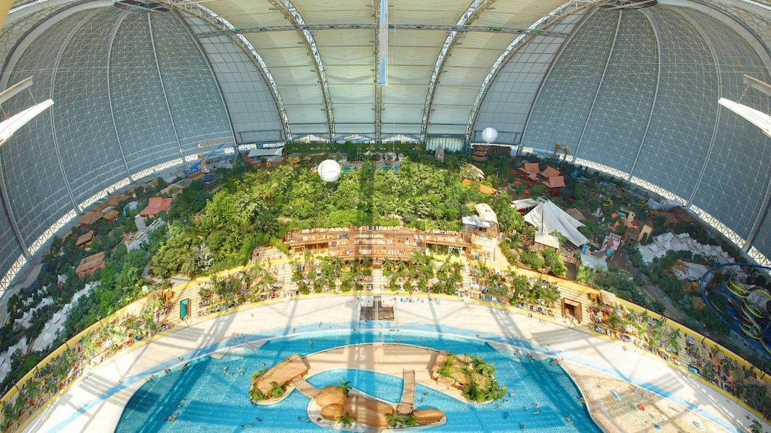 Zwemparadijs Tropical Islands bij Berlijn, in de voormalige hangar van Cargolifter (Foto: Tropical Islands Resort)