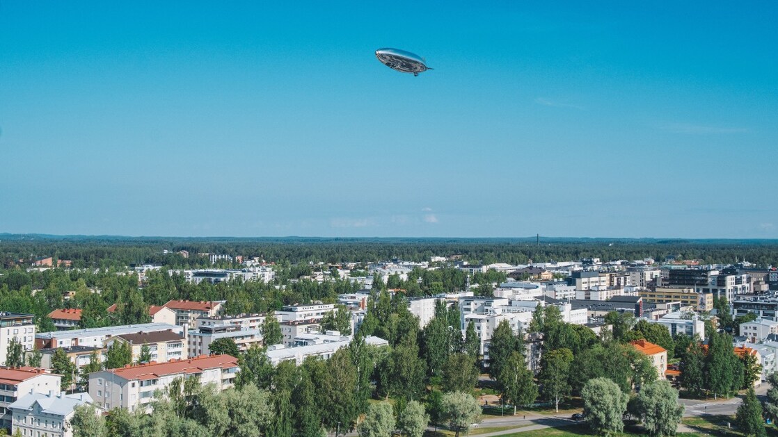 De Finse militaire observatiezeppelin Kelluu boven de stad Joensuu, 9 augustus 2024 (Foto: Enzka Kinnunen)