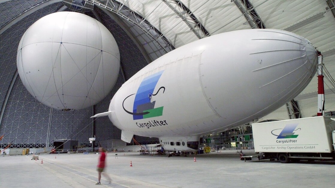 Luchtschip Joey van Cargolifter in de hangar bij Berlijn, 24 september 2001 (Foto: ANP/EPA Photo/Ralf Hirschberger)