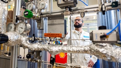 Ali Soula, senior onderzoeksmedewerker Reactortesten, bij de SAF-testopstelling op de ETCA (Foto: Jiri Büller)