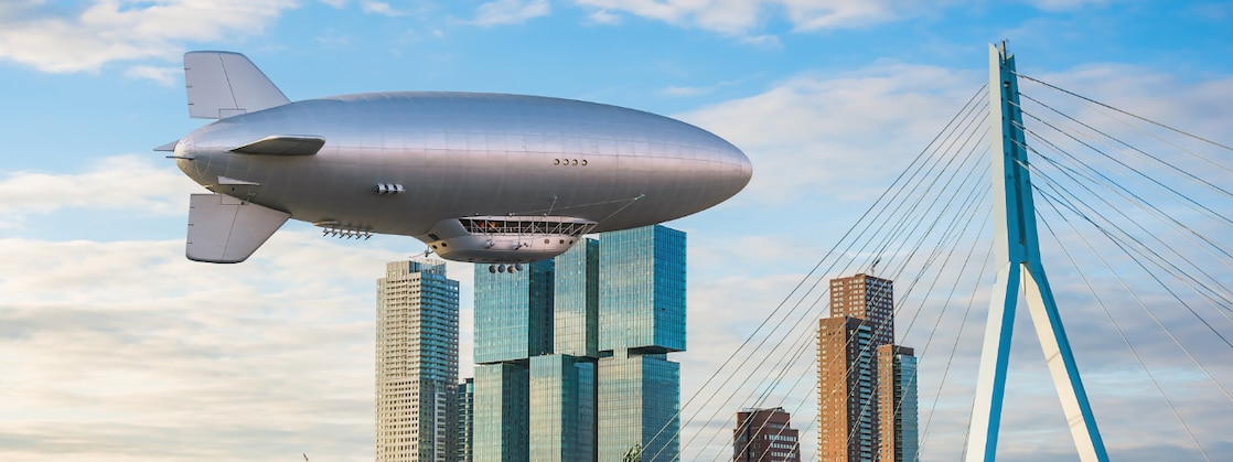 Computer rendering of a zepppelin above the centre of Rotterdam (AI generated image, using Adobe Firefly)