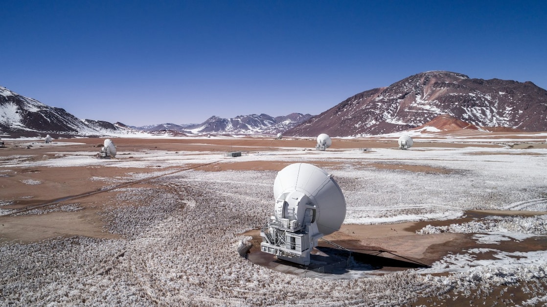 De Atacama Large Millimeter/submillimeter Array (ALMA)-observatorium in het noorden van Chili (Foto: ESO/NAOJ/NRAO)