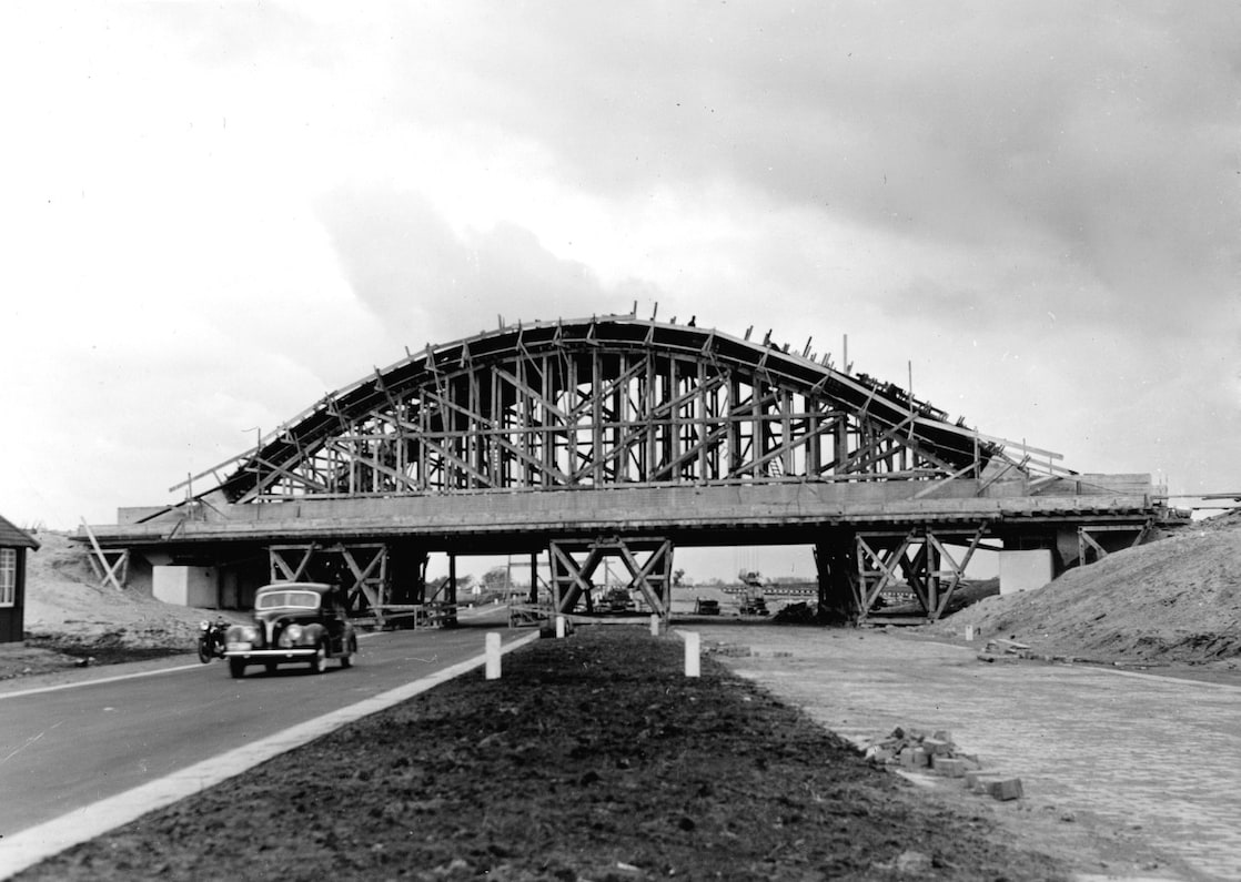 Bouw van een viaduct over de snelwe A12 bij Bodegraven, 1938 (Foto: Rijkswaterstaat)
