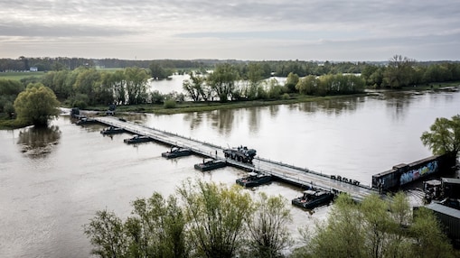 Militairen steken met voertuigen van de landmacht de IJssel over onderweg naar Duitsland voor de NAVO-oefening Steadfast Defender, april 2024. (Foto: Remco de Waal / ANP)