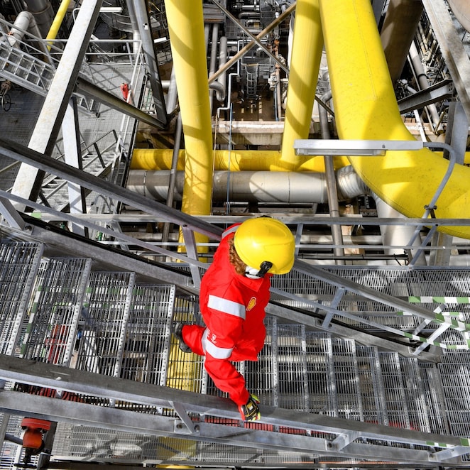 Een zangeres met de Shell-schelp als microfoon (Beeld: Jelle Hoogendam)