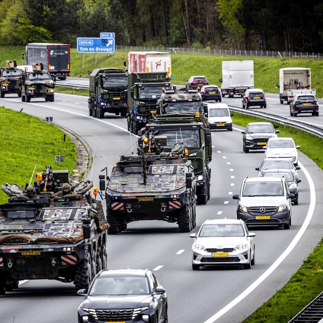 Voertuigen van de Konklijke Landmacht en gewoon wegverkeer nabij Oirschot, april 2024. (Foto: ANP / Hollandse Hoogte / Rob Engelaar)