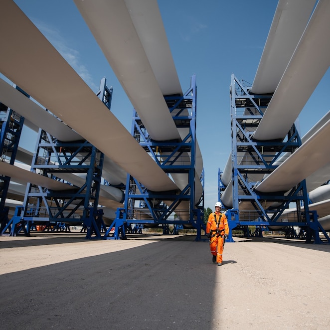Windturbinebladen liggen klaar om op transport naar een windpark op zee te gaan (Foto: Maurice van der Meijs)
