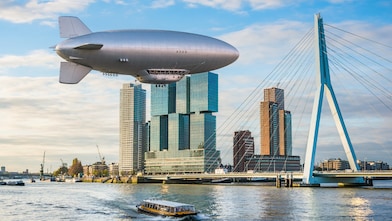 Computer rendering van een zepppelin boven het centrum van Rotterdam (Beeld gegenereerd met AI (Adobe Firefly))