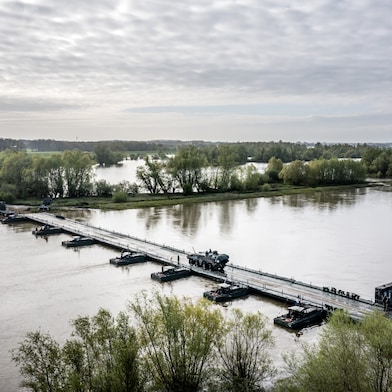 Militairen steken met voertuigen van de landmacht de IJssel over onderweg naar Duitsland voor de NAVO-oefening Steadfast Defender, april 2024. (Foto: Remco de Waal / ANP)