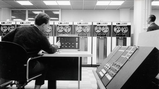 Een data-operator bij Shell in Den Haag, begin jaren 60 (Foto: Shell Heritage & Historical Archive)