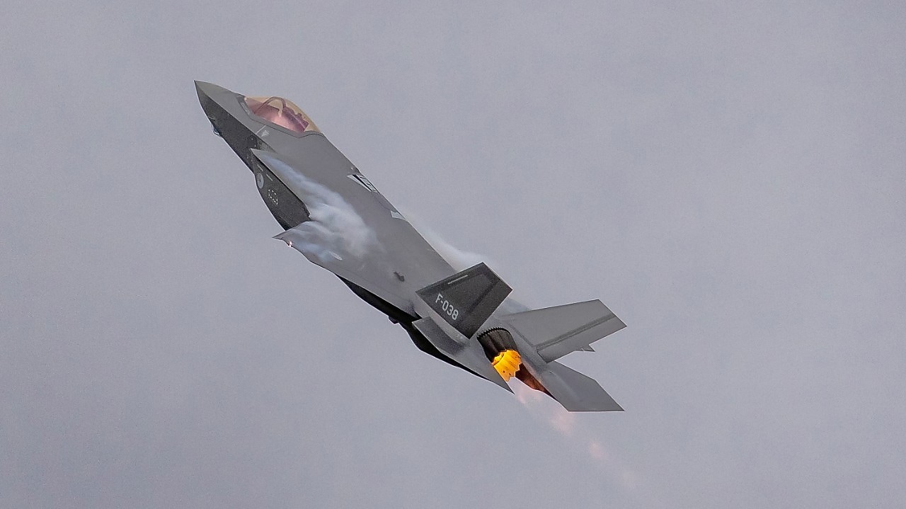 Een Nederlandse F-35, kort na het opstijgen van vliegbasis Volkel (Foto: Marcel Burger)