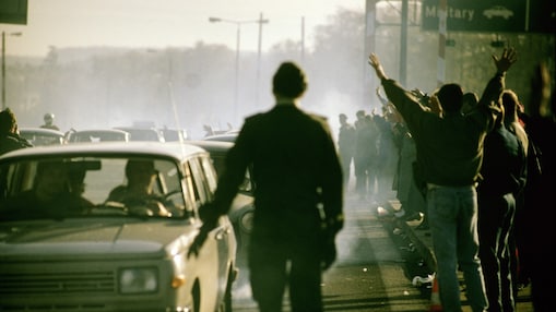 Een file van Trabanten trekt van Oost- naar West-Berlijn om de vrijheid van de val van de muur te beleven, 9 november 1989 (Foto: Jaco Klamer / ANP)