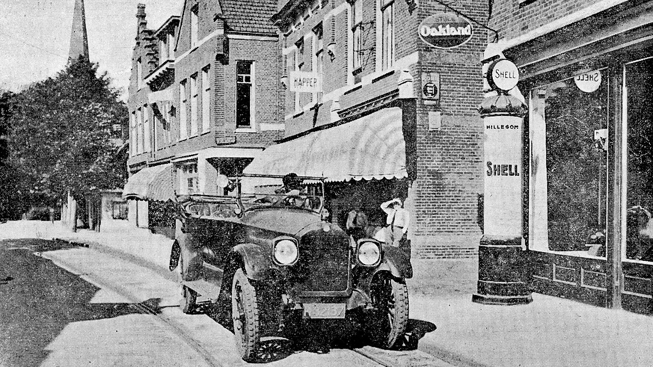 Pagina 104 in De Bron in 1926: Shell-pomp Hillegom met een auto ervoor (Foto: Shell Heritage & Historical Archive)