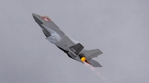 Een Nederlandse F-35, kort na het opstijgen van vliegbasis Volkel (Foto: Marcel Burger)