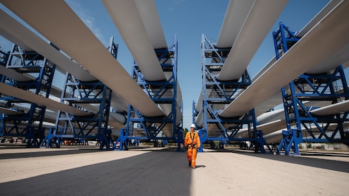 Windturbinebladen liggen klaar om op transport naar een windpark op zee te gaan (Foto: Maurice van der Meijs)