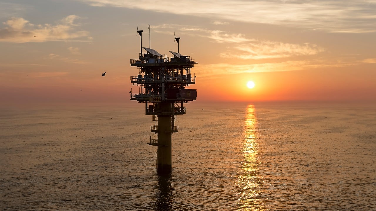 Monopile-productieplatform en boot op de Noordzee