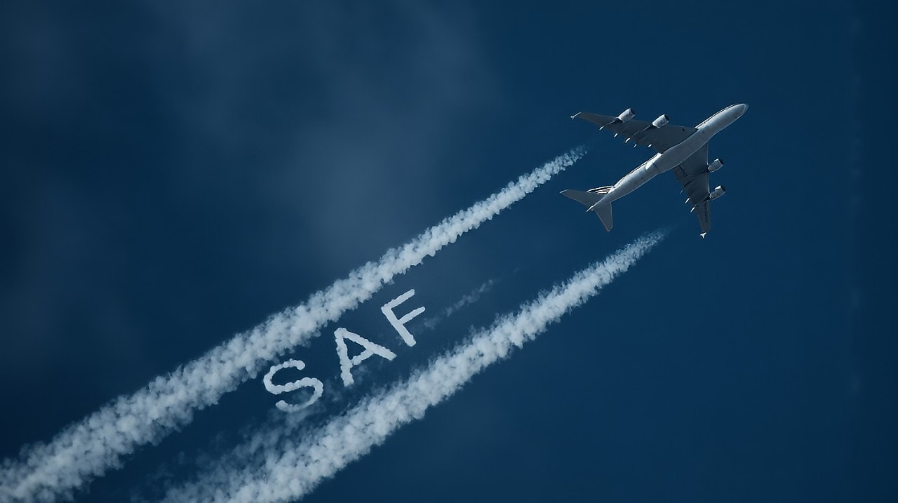 Een vliegtuig in de lucht met contrails