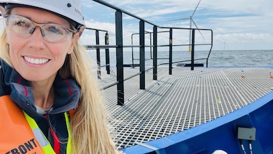 Nikki de laat met veiligheidshelm (Beeld: Ernst Bode)