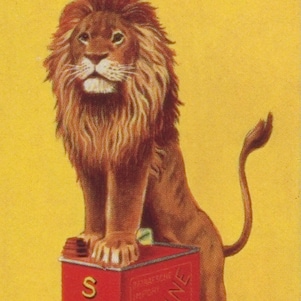 De leeuw op een blik Shell-benzine, 1928. Op het blik staat Shell, Autoline. Onder het beeld staat Beide onoverwinnelijk! Boven de afbeelding staat Shell reclame in de twintiger jaren ...