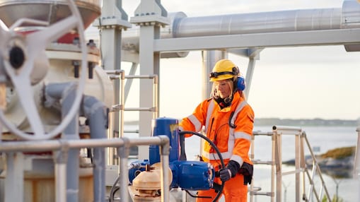 Een vrouwelijke werknemer van Ormen Lange draait aan een installatie op de gasverwerkingsterminal van Nyhamna in Noorwegen (Foto: A/S Norske Shell)