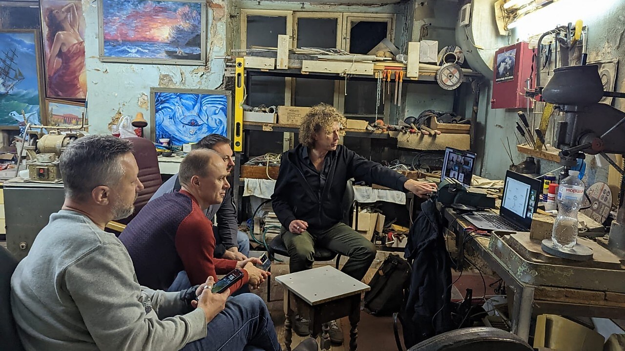 In een schuilkelder in Dnipro, in het centrale oostelijke deel van het land, ten zuiden van de hoofdstad Kyiv. Treffers (uiterst rechts) in gelijktijdig offline- en online-overleg met vertegenwoordigers van de gemeente Marioepol over de mogelijke toekomststrategie van de havenstad. Oktober 2022.