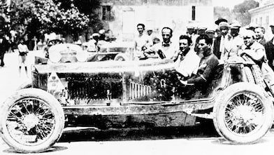 Foto van 1924 met Enzo Ferrari in een Alfa Romeo (Shell Historical Heritage & Archive)