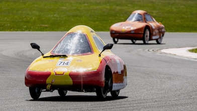 Een Spaanse en Portugese inzending tijdens de Shell Eco-marathon op het circuit in Zuid-Polen, juni 2025 (Foto: Marcel Burger)